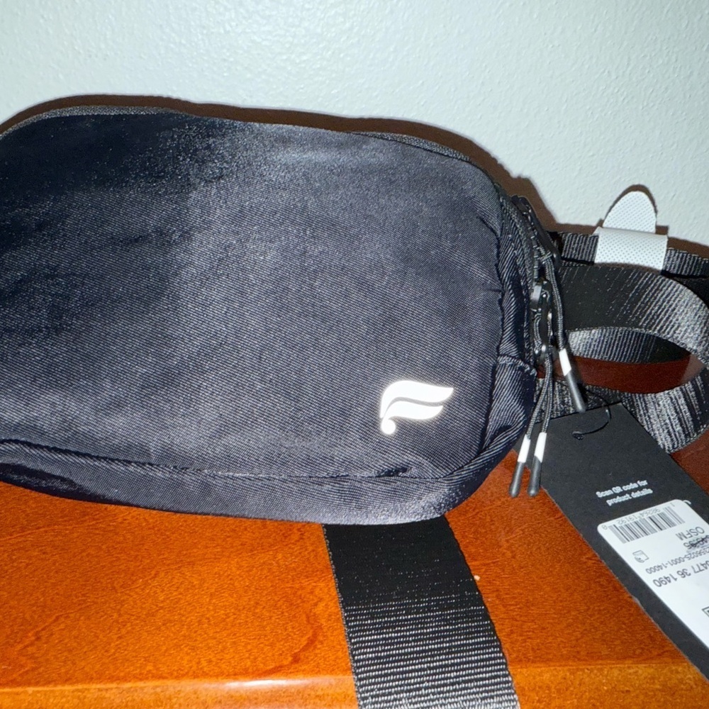 ✨ NWT Fabletics Black Belt Bag | Everywhere Crossbody Fanny Pack - Picture 3 of 5